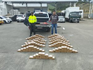 Decomisan 200 kilos de droga en un carro abandonado en Tulcán