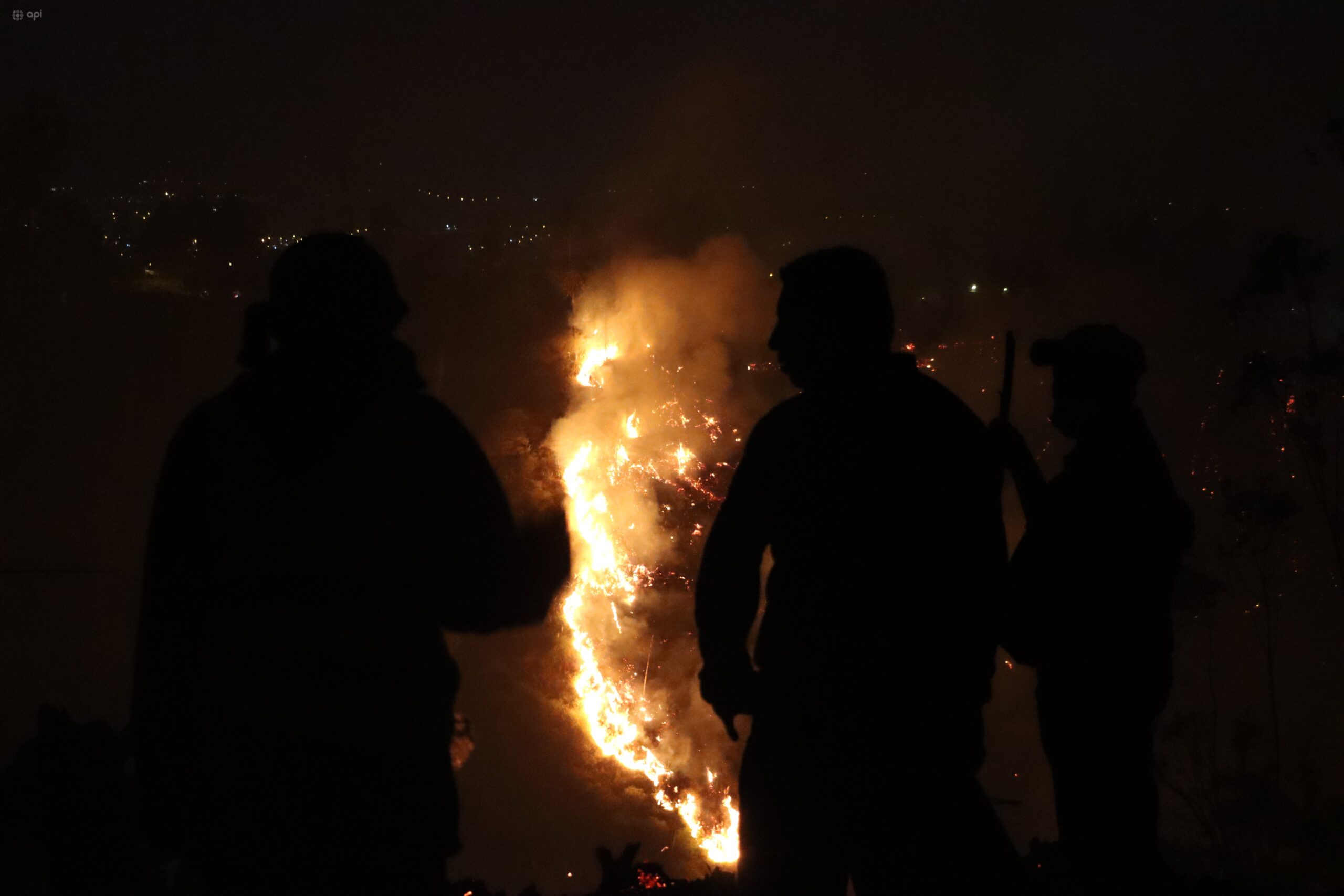 Tareas. Bomberos de Quito estuvieron desde las 12:15 sofocando el incendio forestal en Oyambarillo.