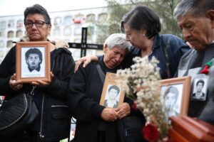 Entierran los restos de las víctimas de una matanza por la que fue condenado Fujimori