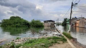 Fuerte aguaje inundó casas y negocios en Muisne