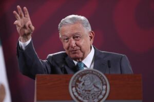 López Obrador critica al gobernador de Texas por negarse a retirar las boyas del río Bravo