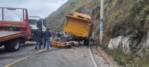 Tres heridos en choque de volqueta y camioneta