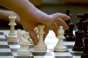 Participa en los torneos de ajedrez semanales que se realizan en Baños