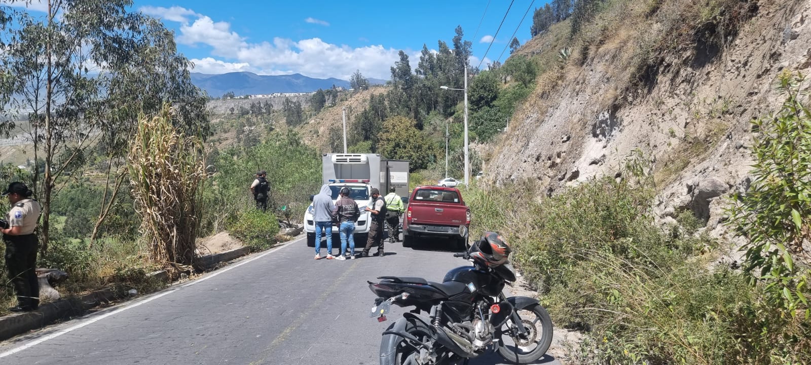 Los restos del hombre asesinado en Ambato fueron encontrados en una quebrada al sur de la ciudad.