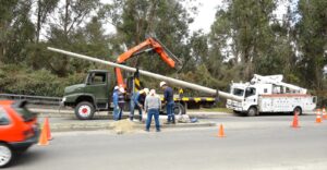 Accidente de tránsito provocó caída de postes en av. 8 de Diciembre