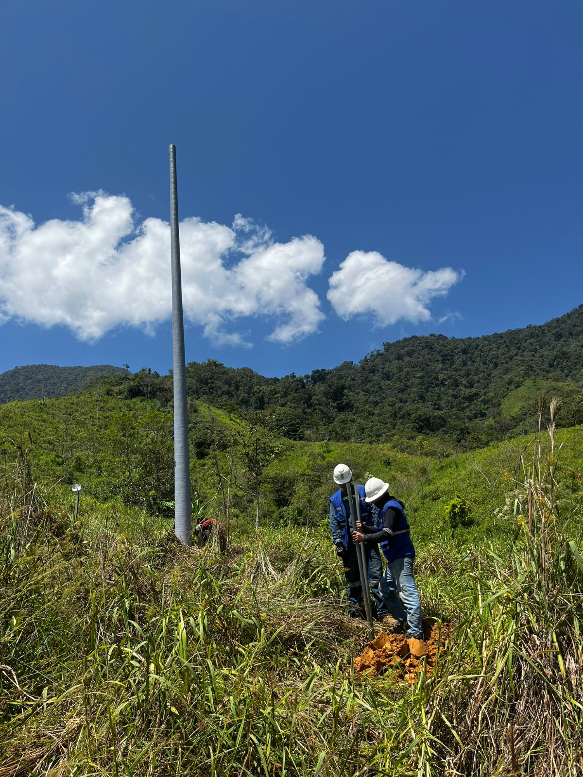 EERSSA construye redes eléctricas en comunidades remotas