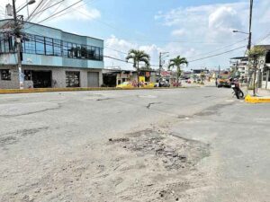 Se deteriora el asfaltado en la avenida Bombolí