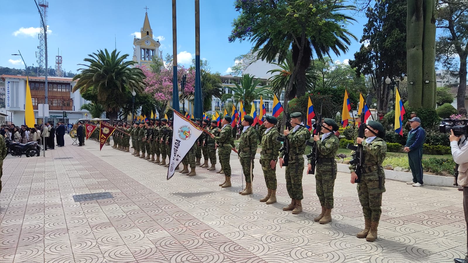 Respeto. Alumnos realizando su juramento ante la bandera del Ecuador.