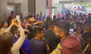 Indígenas entraron a la fuerza a las instalaciones de la revista Semana en Bogotá