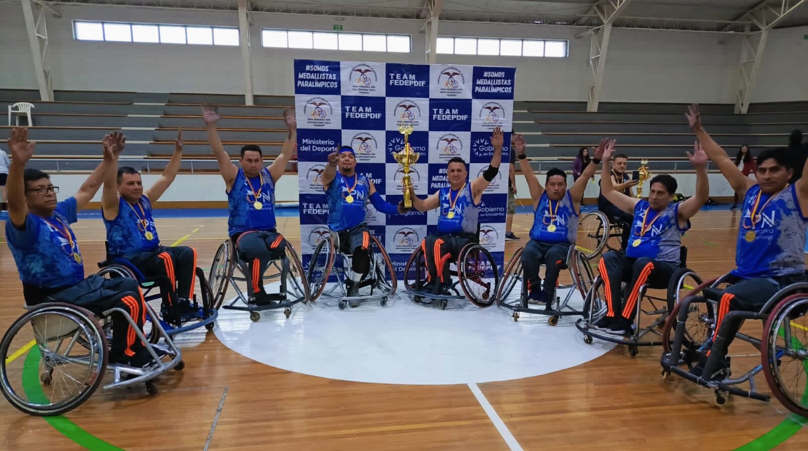 El Club Paralímpico Alianza de Ambato festeja el primer lugar del Campeonato Nacional de Baloncesto en Silla de Ruedas.
