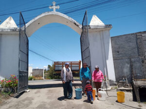 En Alobamba se abastecen de agua del cementerio