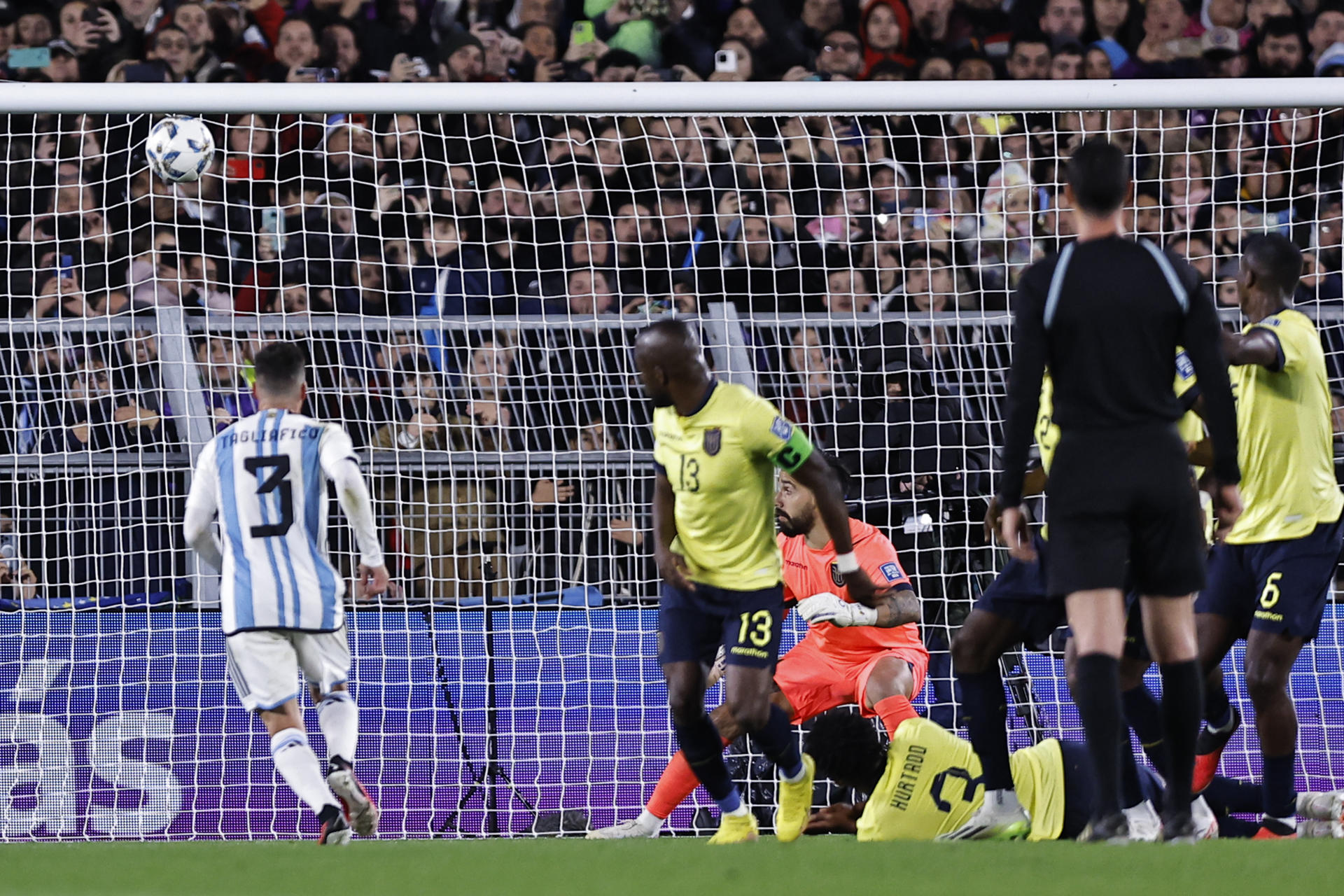 FIGURA. Lionel Messi fue el jugador que marcó el único tanto y el más destacado en la cancha.