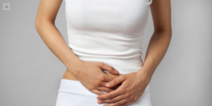 Experto en endometriosis destaca los desafíos y tratamientos de esta enfermedad femenina