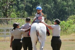 Policía Montada brinda terapias asistidas con caballos en Ibarra