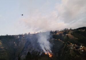 Bomberos de Quito atendieron incendios forestales en varios sectores de la ciudad este lunes
