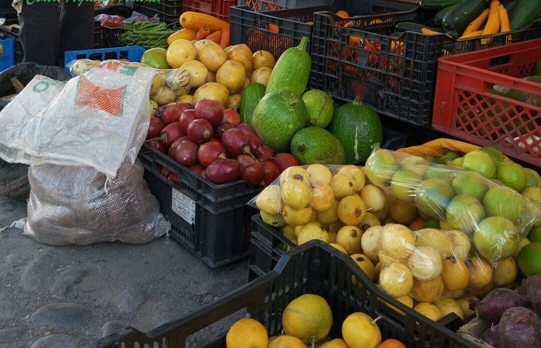 Frutas y verduras se venden en este espacio.
