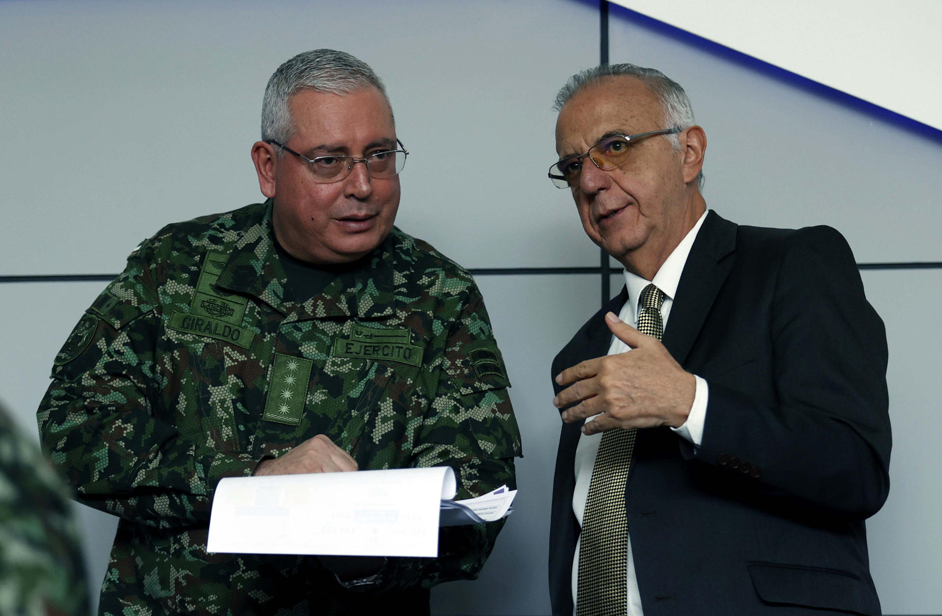 Decisiones. Foto de archivo del ministro de Defensa de Colombia, Iván Velásquez (d), junto al comandante de las Fuerzas Militares de Colombia, general Hélder Fernán Giraldo.