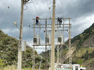 EERSSA mejora servicio eléctrico en Saraguro con banco de reguladores