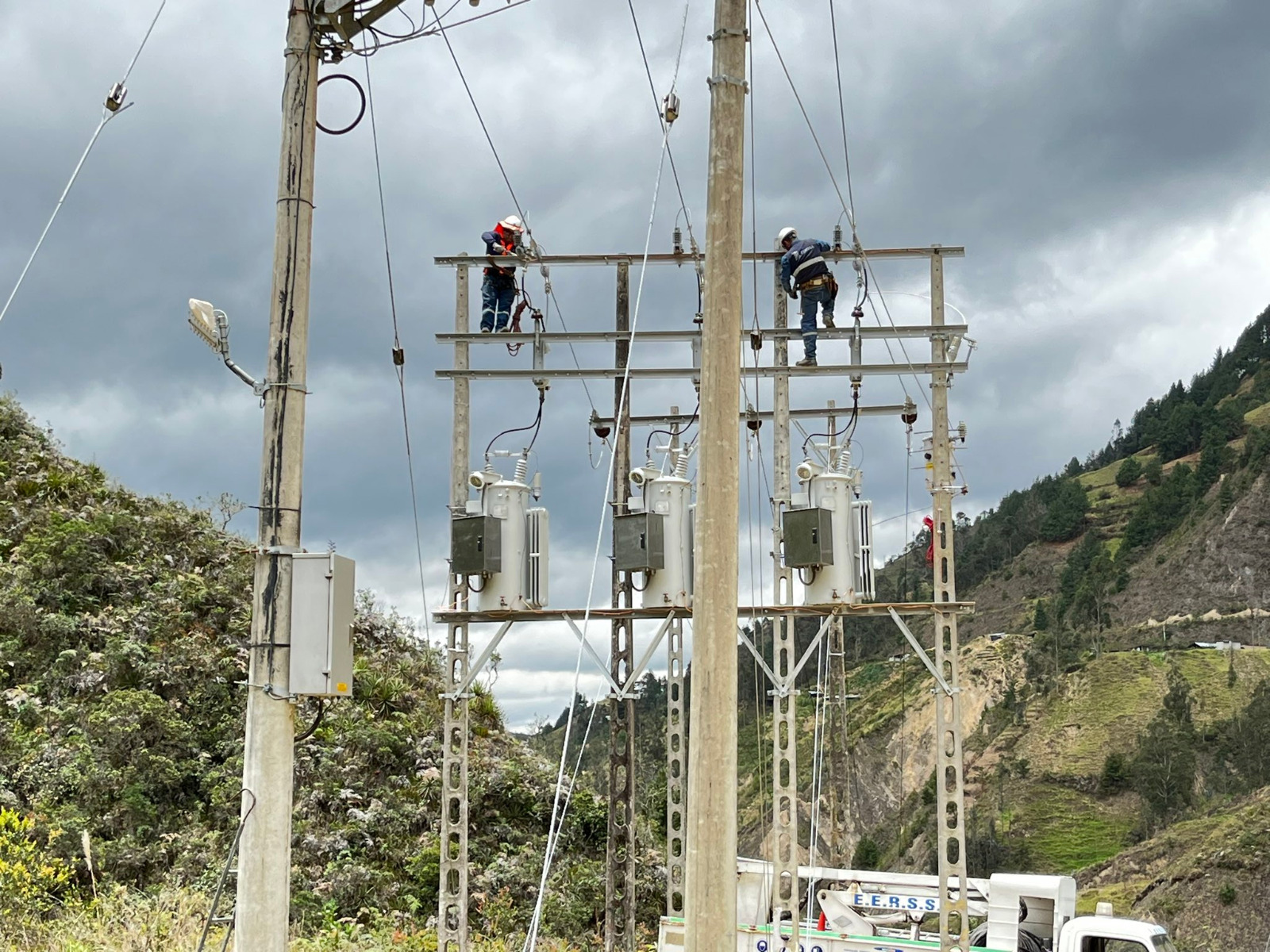 IMPLEMENTACIÓN. Banco reguladores para mejorar el servicio eléctrico en Saraguro.
