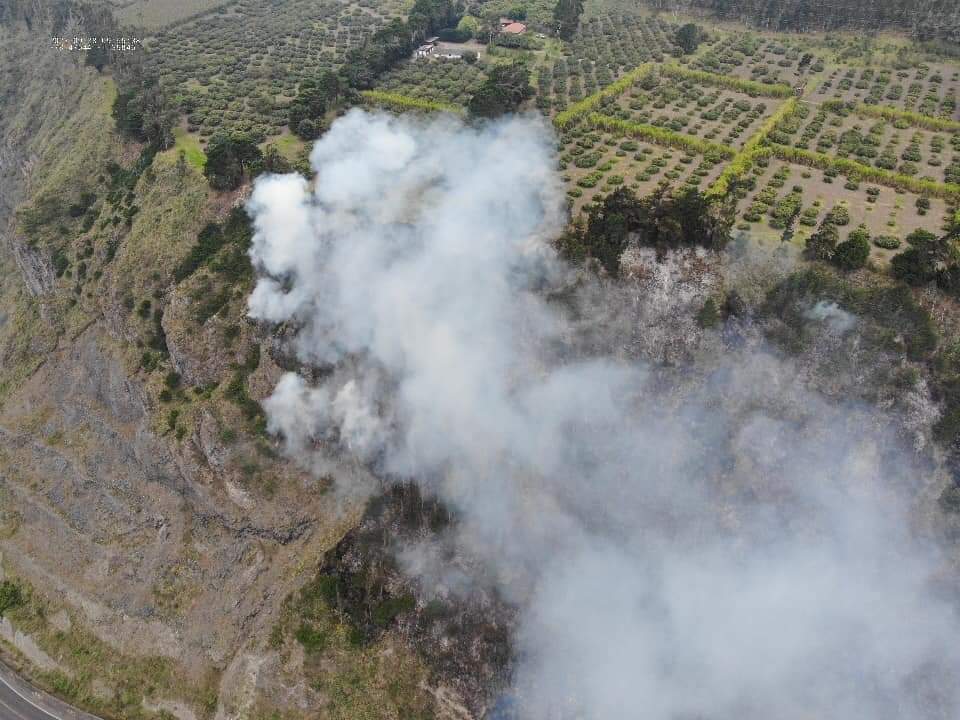 El incendio forestal consumió 10 hectáreas en la vía Pelileo – Baños.