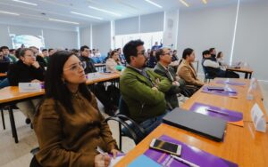 Universidad Indoamérica presenta conferencia magistral sobre gestión comercial