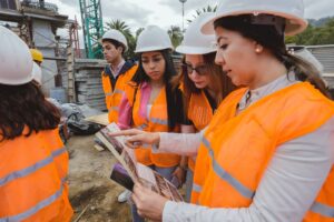 Bachilleres viven la experiencia de ser  ingenieros civiles y arquitectos de Indoamérica