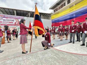 Estudiantes de tercero de bachillerato juran la bandera