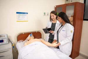 Carreras de Enfermería y Medicina de la UTPL entre las cinco mejores del país