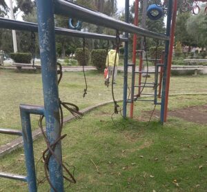 Juegos infantiles en mal estado funcionan en parques de Ambato