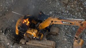 Militares destruyen maquinaria de mineros ilegales en Orellana y Napo