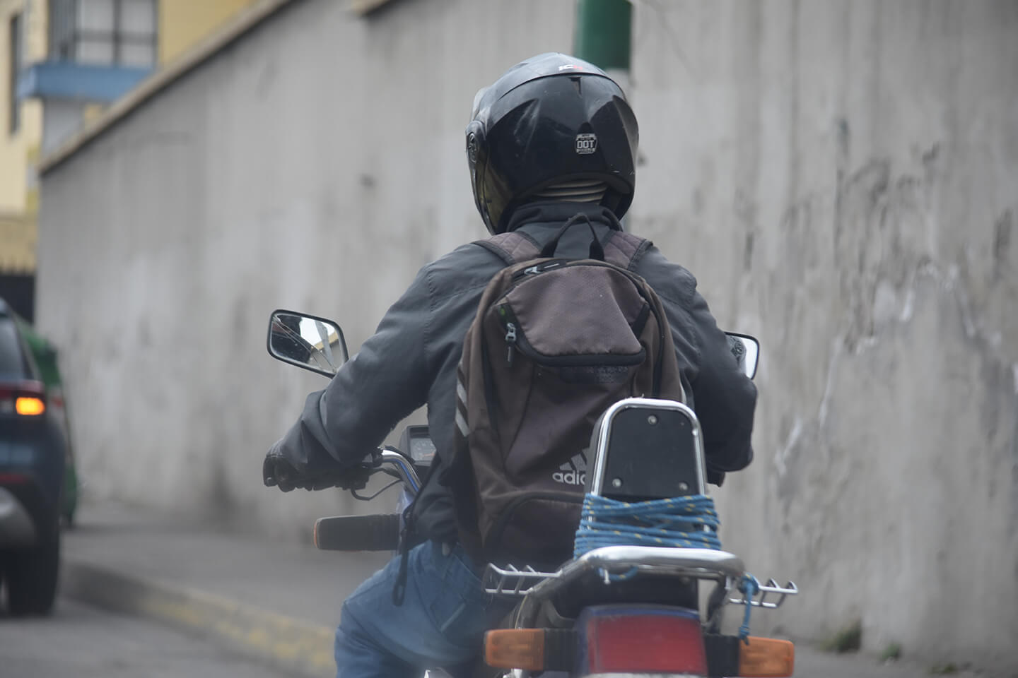 Cada vez son más las personas en la ciudad que ocupan una motocicleta para movilizarse.
