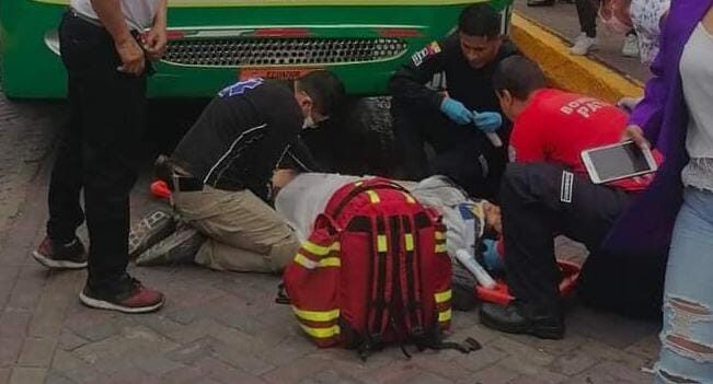 La mujer recibió primeros auxilios en el lugar del accidente en Patate. El bus fue retenido por la Policía.