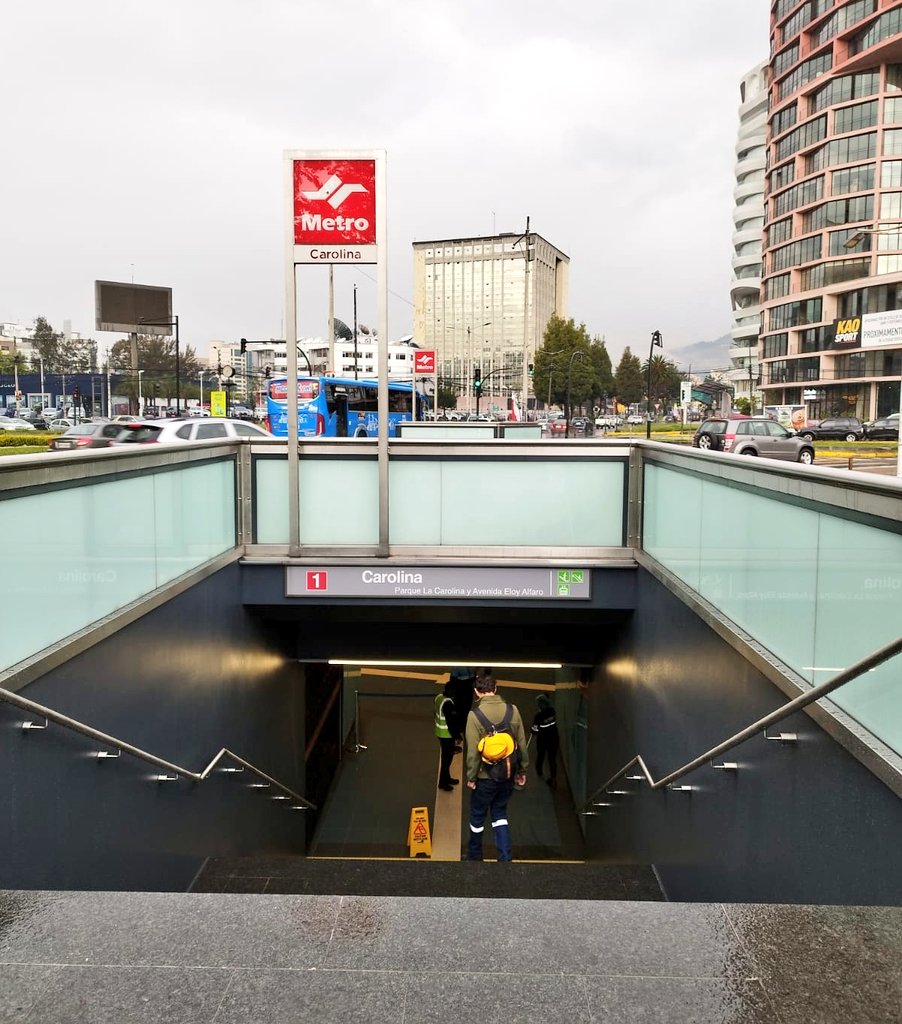 MOVILIDAD. Hay estaciones del Metro como la Jipijapa o La Carolina que se encuentran en zonas donde hay varias líneas de transporte público.