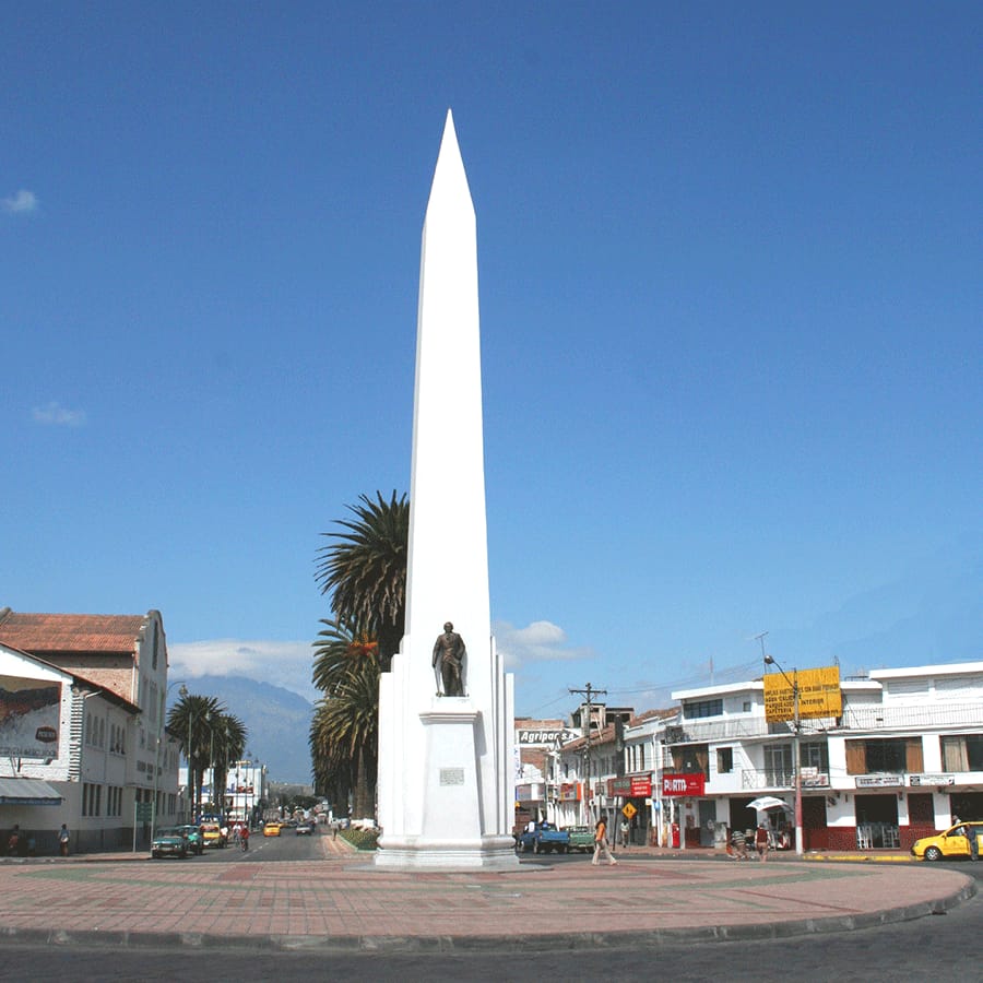 Monumento. El Obelisco está ubicado en la av. Mariano Acosta, frente a la estación de ferrocarril de Ibarra.