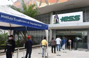 El IESS es la institución que más compra título de deuda interna, más acumula pagos atrasados del Gobierno Central y que menos cobra sus deudas