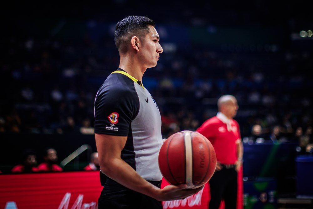 Lojano triunfa como árbitro internacional de baloncesto