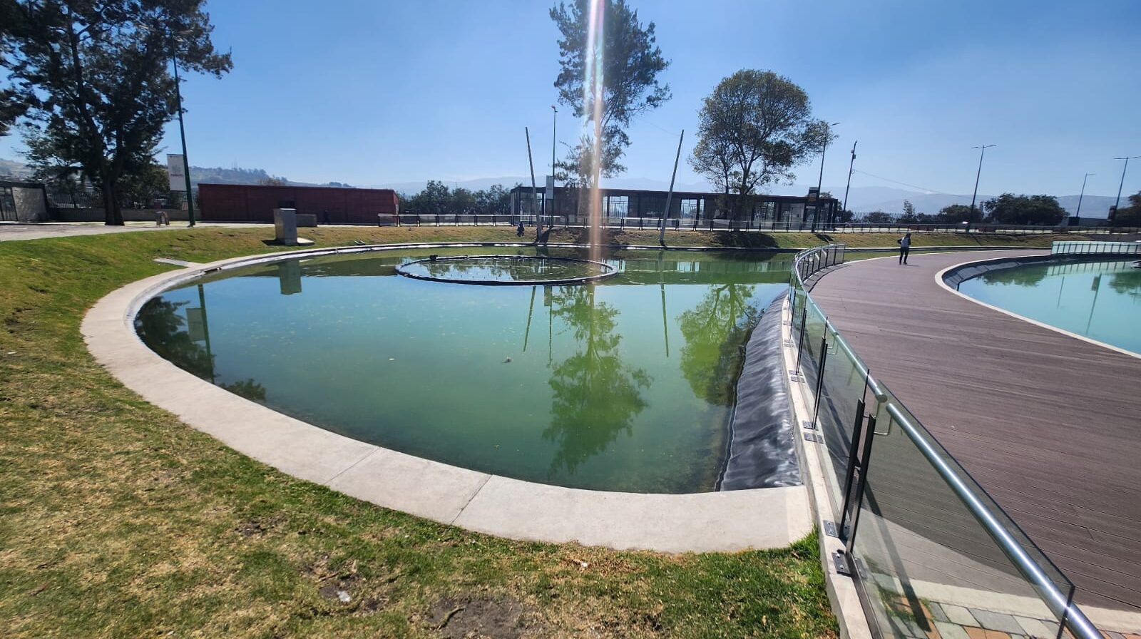 El parque de La Laguna cuenta con juegos de agua que difícilmente están activos durante el día para el deleite de la ciudadanía.