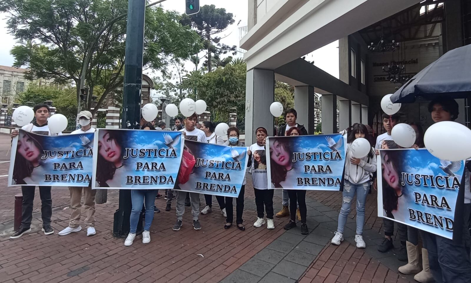 Un plantón realizaron familiares de Brenda afuera de la Gobernación de Tungurahua para pedir justicia por la muerte de la joven.