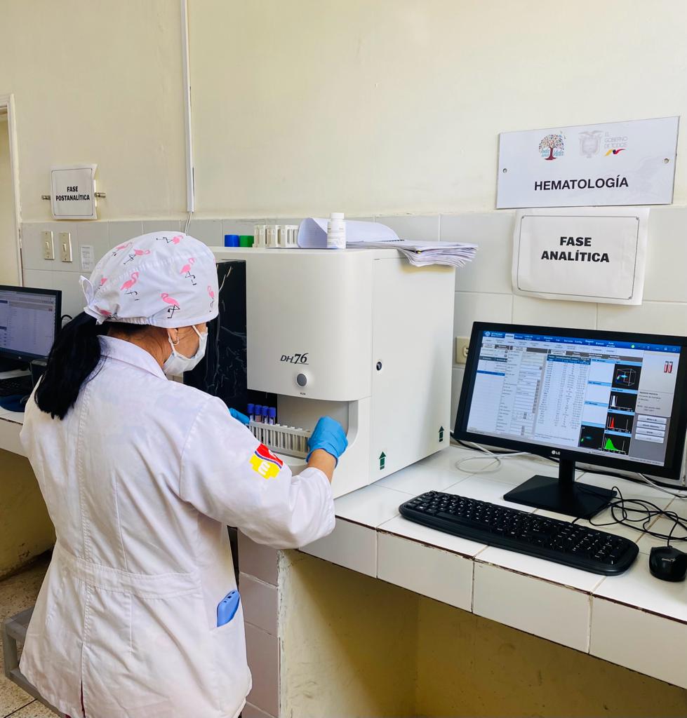 SALUD. Personal del Hospital Básico José Miguel Rosillo de Cariamanga cuenta con nuevos equipos biomédicos y reactivos.