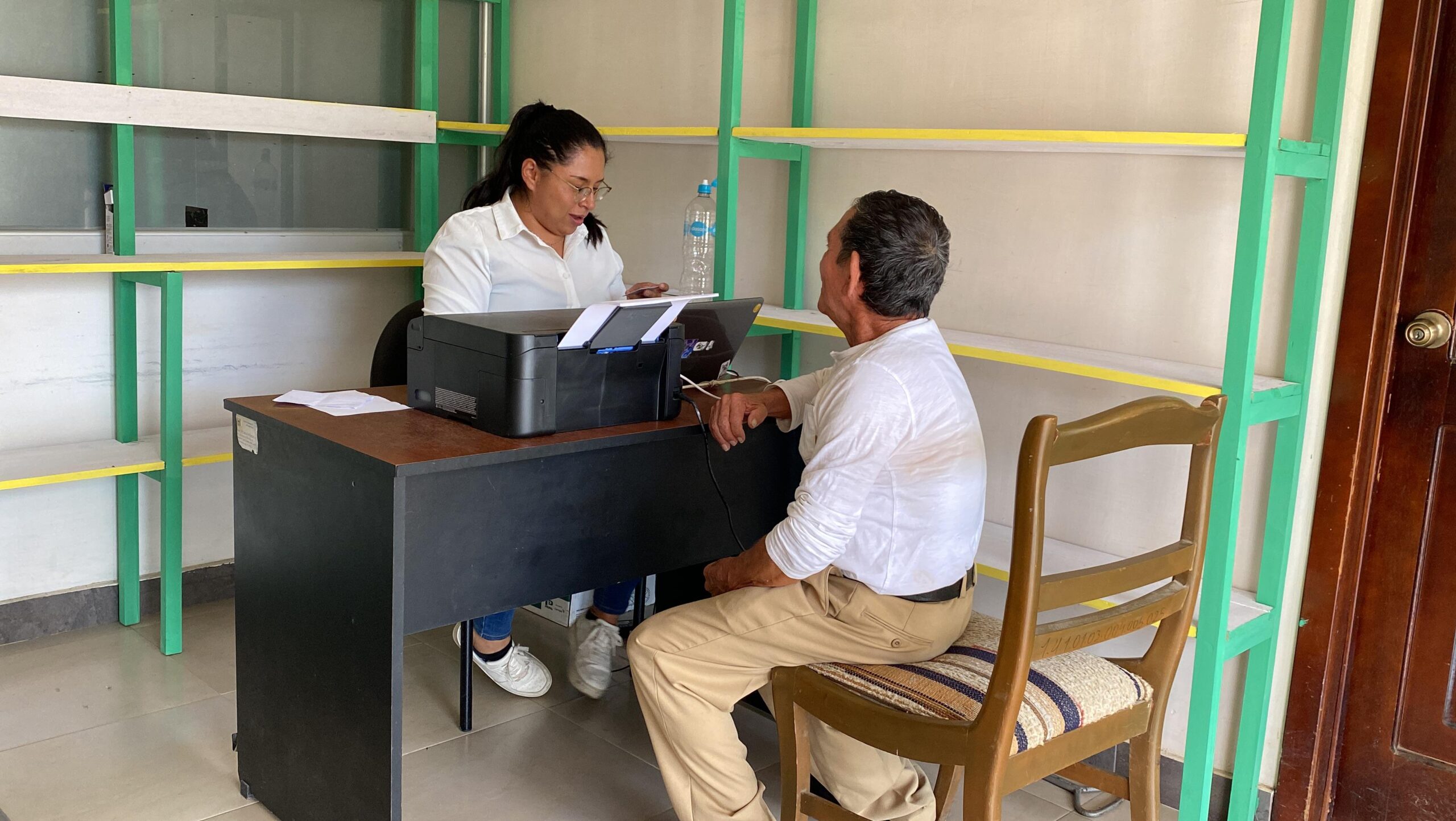 SERVICIO. Ciudadanos de Sozoranga actualizan sus datos en la nueva oficina de Registro Social.