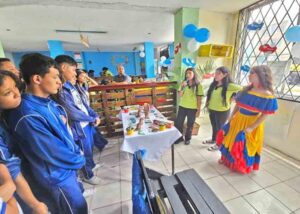 Aula de turismo en la unidad educativa 24 de Mayo