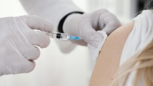 Inicia vacunación bivalente contra la COVID-19