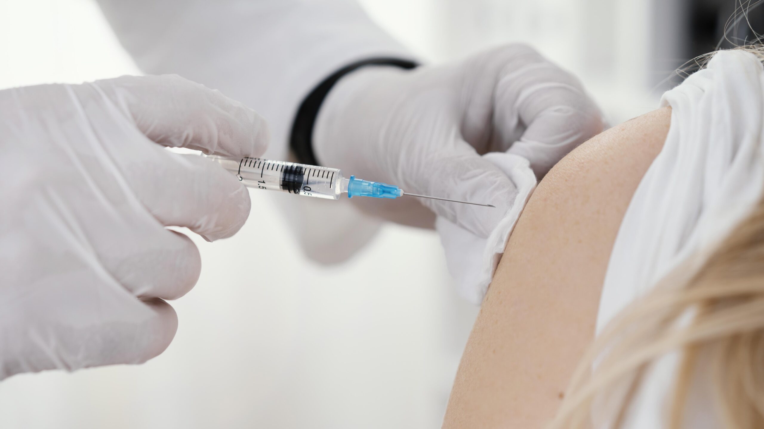 Atención. La vacunación se priorizará para las personas con condiciones graves y patologías crónica.