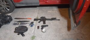Policía encuentra armas en un carro estacionado en el coliseo de Ambato
