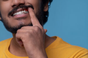 Cómo afecta el estrés del trabajo a tu salud bucodental