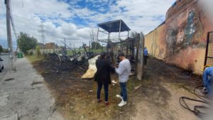 Familia que perdió su casa en incendio pide ayuda de la ciudadanía
