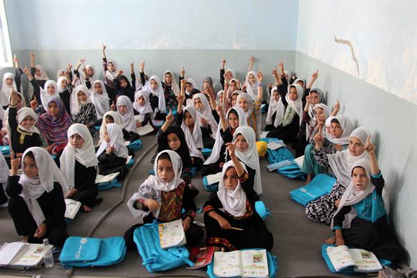 Restricción. Niñas afganas asisten a la primaria mientras en Afganistán se cumplen dos años de la prohibición de que vayan a la secundaria.