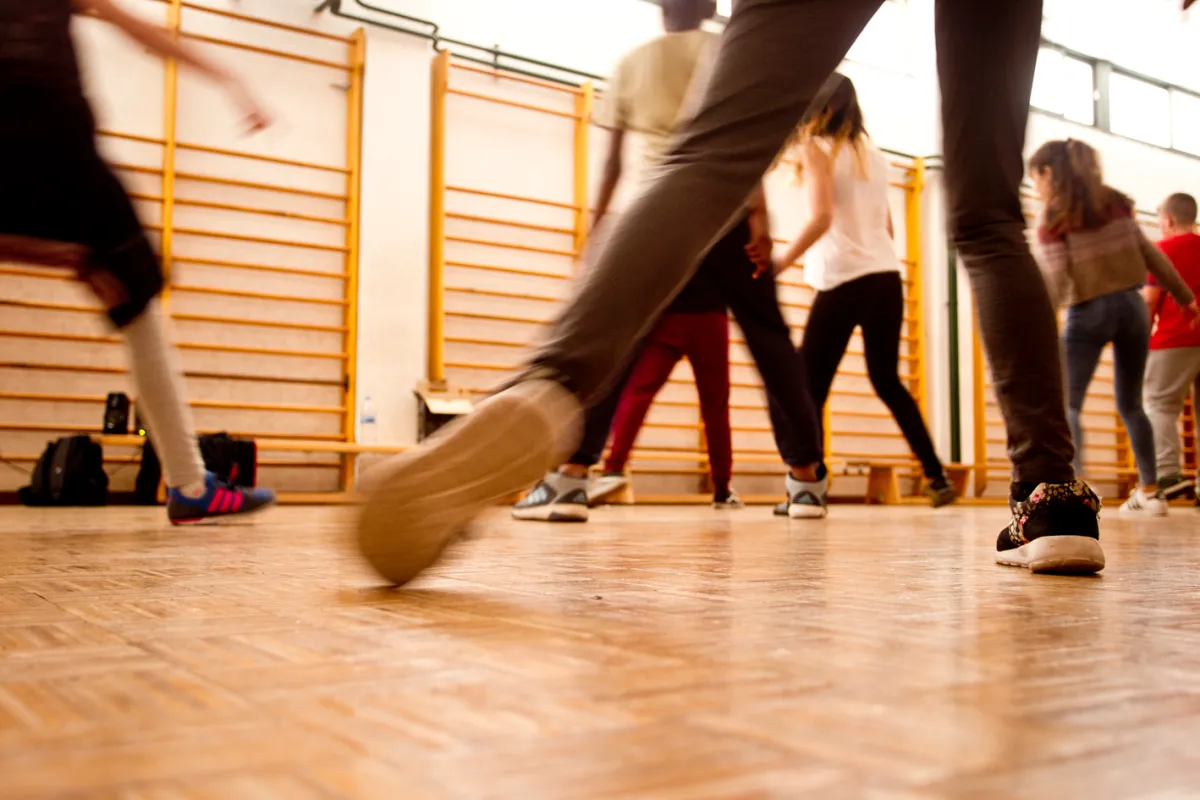 Bailar es una actividad física que genera varios beneficios para la salud.