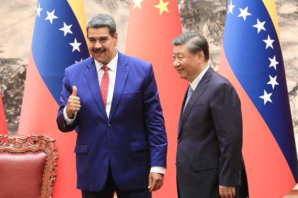 REUNIÓN. El presidente venezolano, Nicolás Maduro (i), y el presidente de China, Xi Jinping. EFE