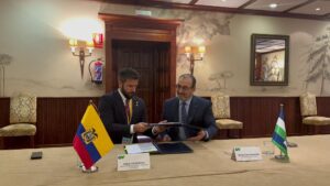 Ecuador consigue créditos por $488 millones de la CAF para electrificación productiva, salud y educación